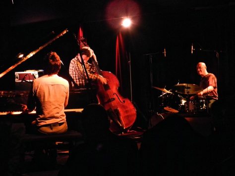 Musiciens : piano, contrebasse, batterie